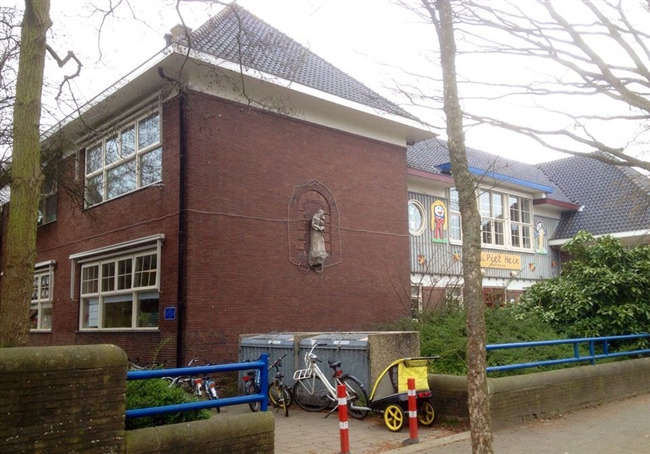 Voormalige RK School voor GLO Antoniusschool aan de Dr. Schaepmanlaan Amstelveen
              <br/>
              Frans Roël, 2014